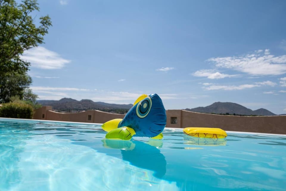》3800ft Pool Hot Tub Sleep 18 & Mtn Views Billiard House in Albuquerque