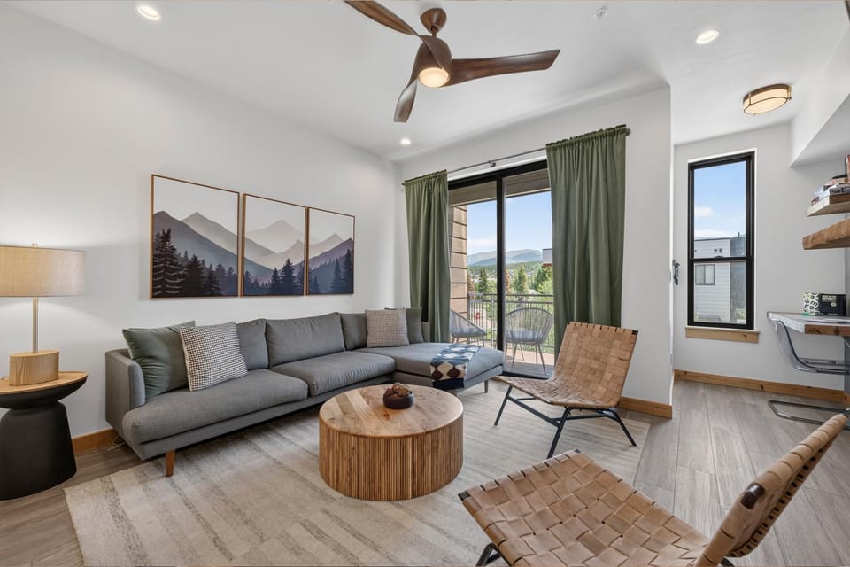 Day, View (from property/room), Balcony/Terrace, Living room, Seating area, Bedroom, Mountain view, furniture