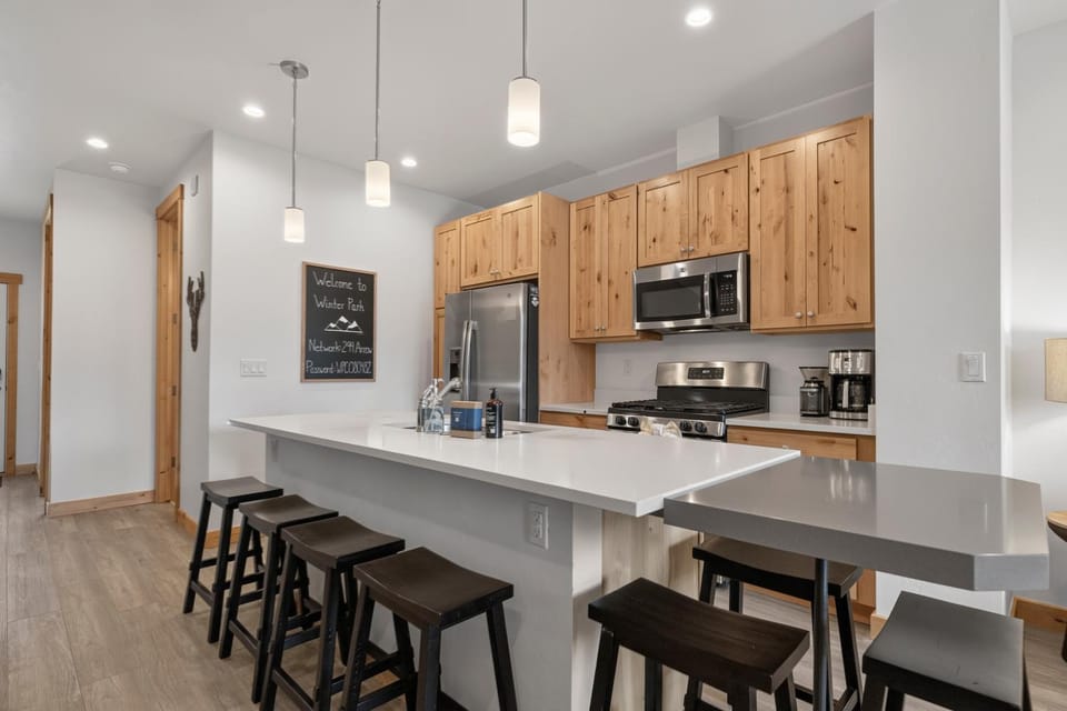 Kitchen or kitchenette, Seating area, Dining area, microwave, stove, kitchen, air conditioner