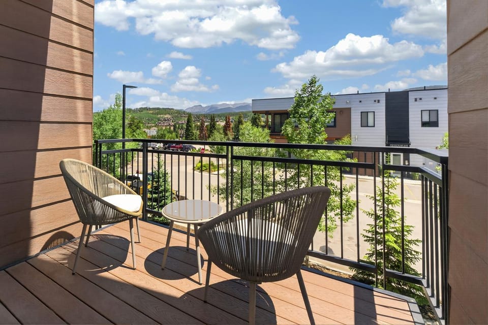 Day, Neighbourhood, Summer, Balcony/Terrace, Seating area, Mountain view