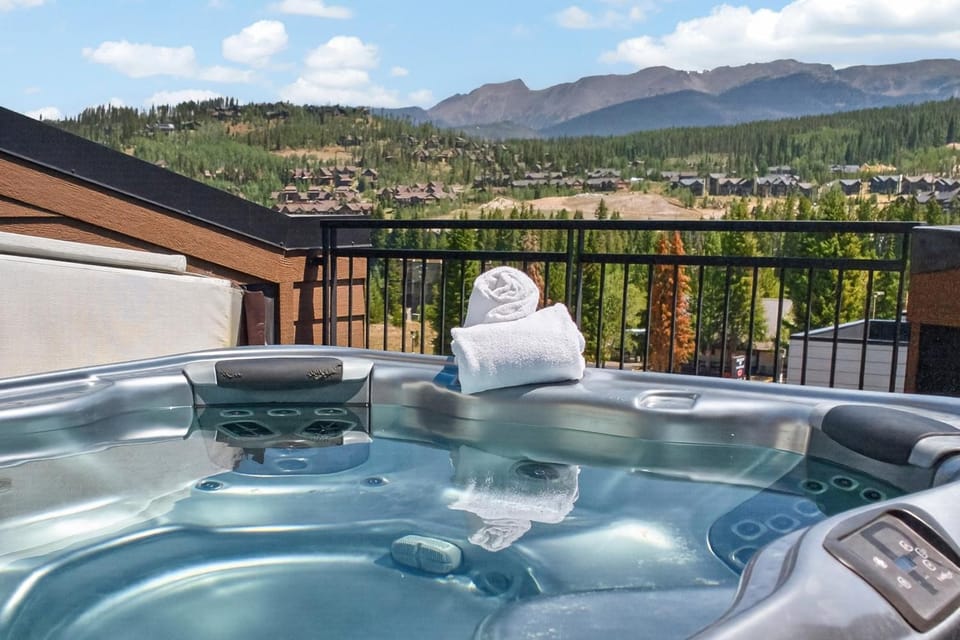 Day, Natural landscape, Hot Tub, Balcony/Terrace, Mountain view, towels