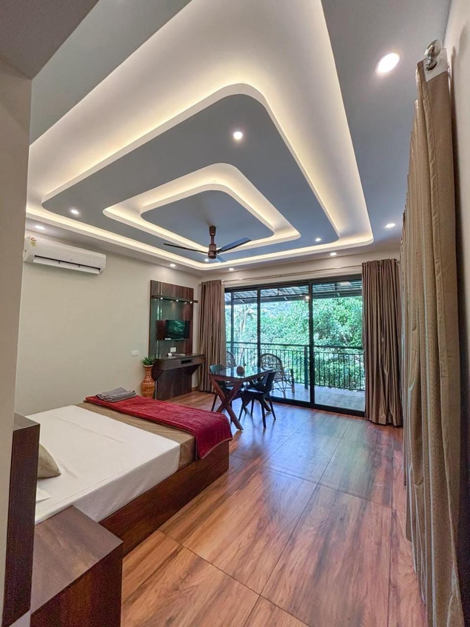 Bed, Seating area, Bedroom