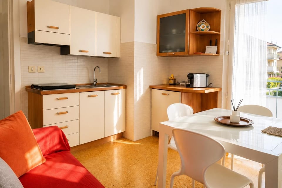 Coffee/tea facilities, Kitchen or kitchenette, Living room, Seating area, Dining area, minibar, pet friendly, stove