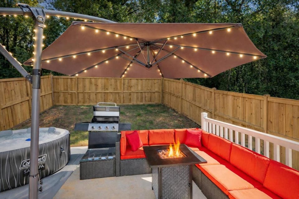 Luxury 8BR Home Hot Tub Game Room Sleeps 20 House in Charlotte