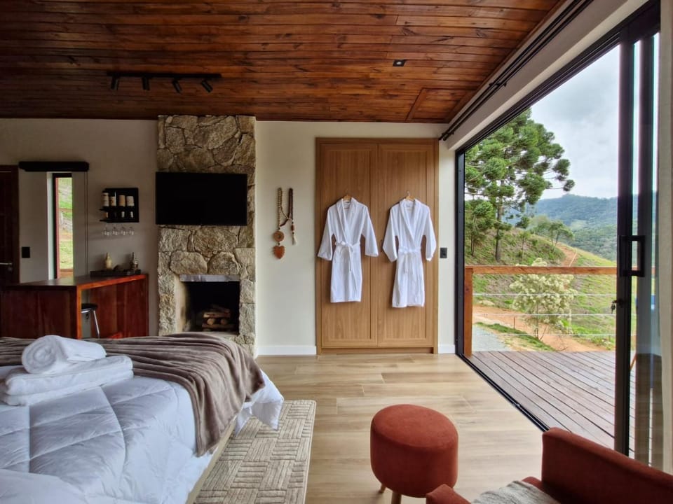Bed, Natural landscape, TV and multimedia, Photo of the whole room, Bedroom, Mountain view, towels