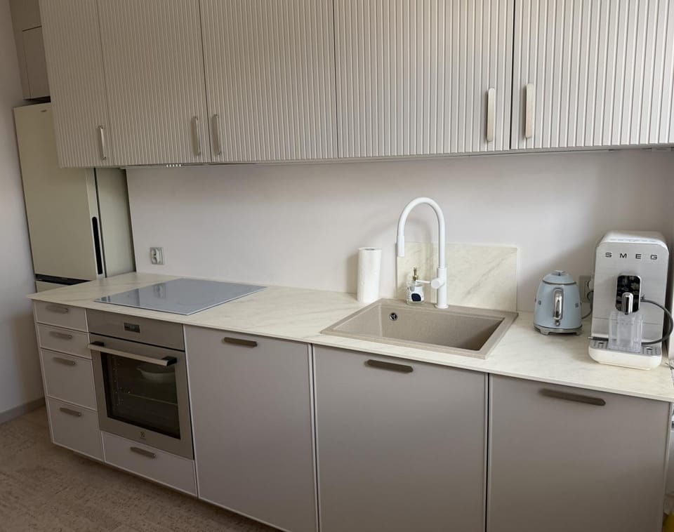 Coffee/tea facilities, Kitchen or kitchenette, dishwasher, oven, stove