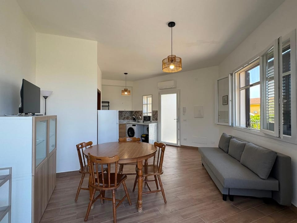 TV and multimedia, Kitchen or kitchenette, Living room, Seating area, Dining area