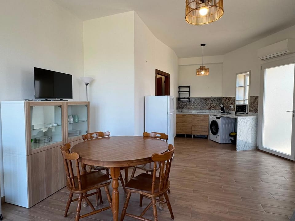 TV and multimedia, Kitchen or kitchenette, Dining area, oven, stove