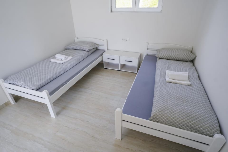 Bed, towels