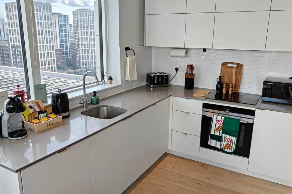 Coffee/tea facilities, View (from property/room), Kitchen or kitchenette, City view, microwave, oven, stove, toaster