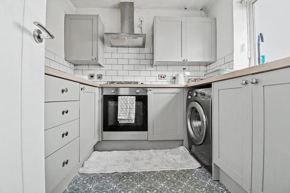 Kitchen or kitchenette, washing machine