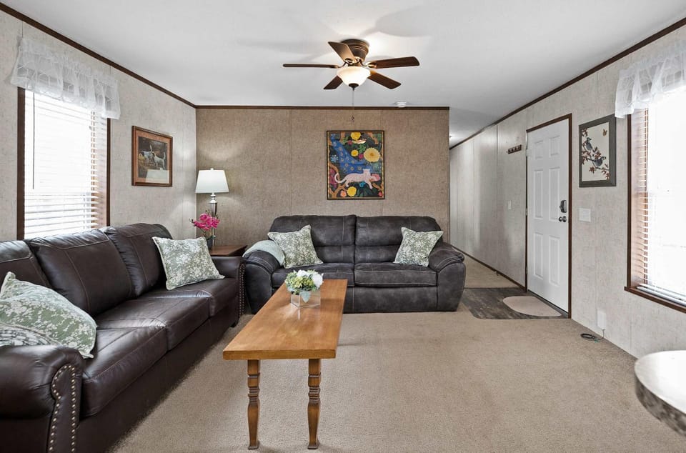 Timber Trails Retreat - Cozy Sports & Rec Hiking Trail & Hot Tub Retreat House in Michigan