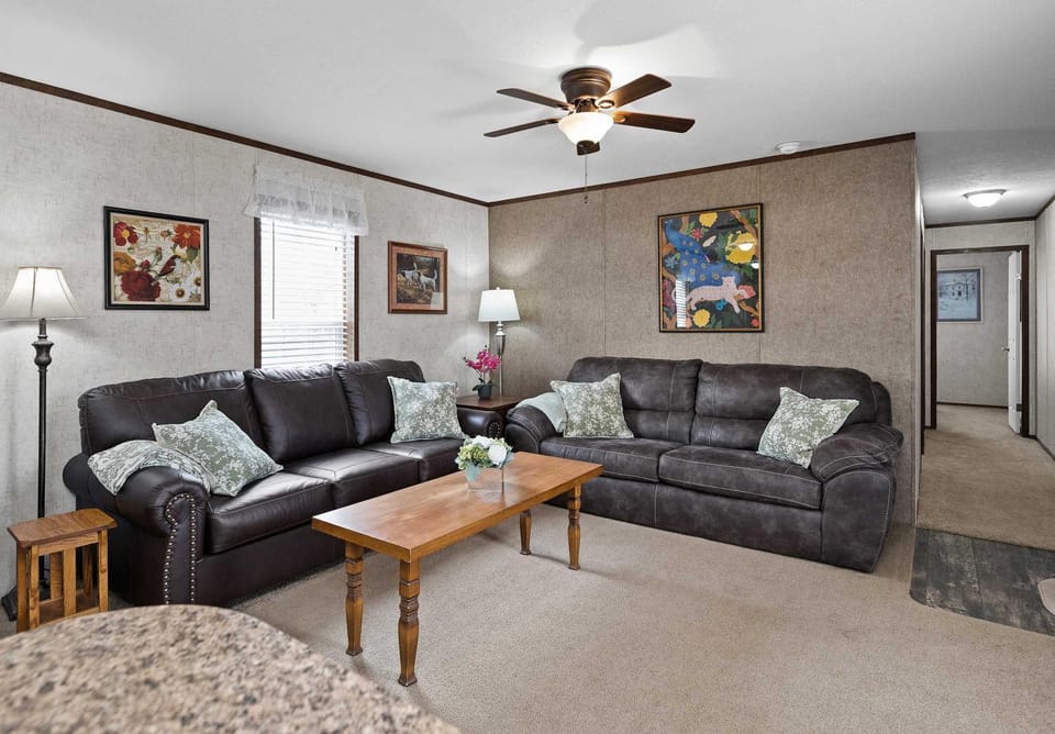 Timber Trails Retreat - Cozy Sports & Rec Hiking Trail & Hot Tub Retreat House in Michigan
