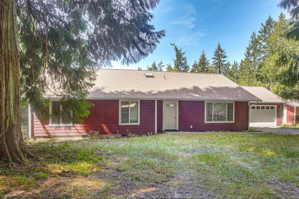 Wooded Retreat 2 Mi to Kitsap Memorial State Park! House in Hood Canal