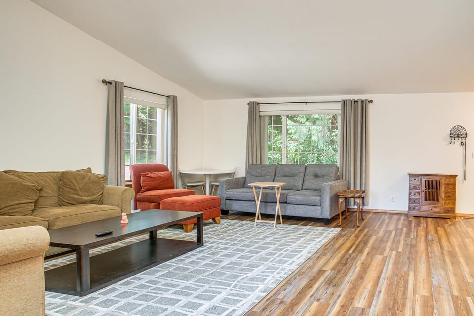Wooded Retreat 2 Mi to Kitsap Memorial State Park! House in Hood Canal