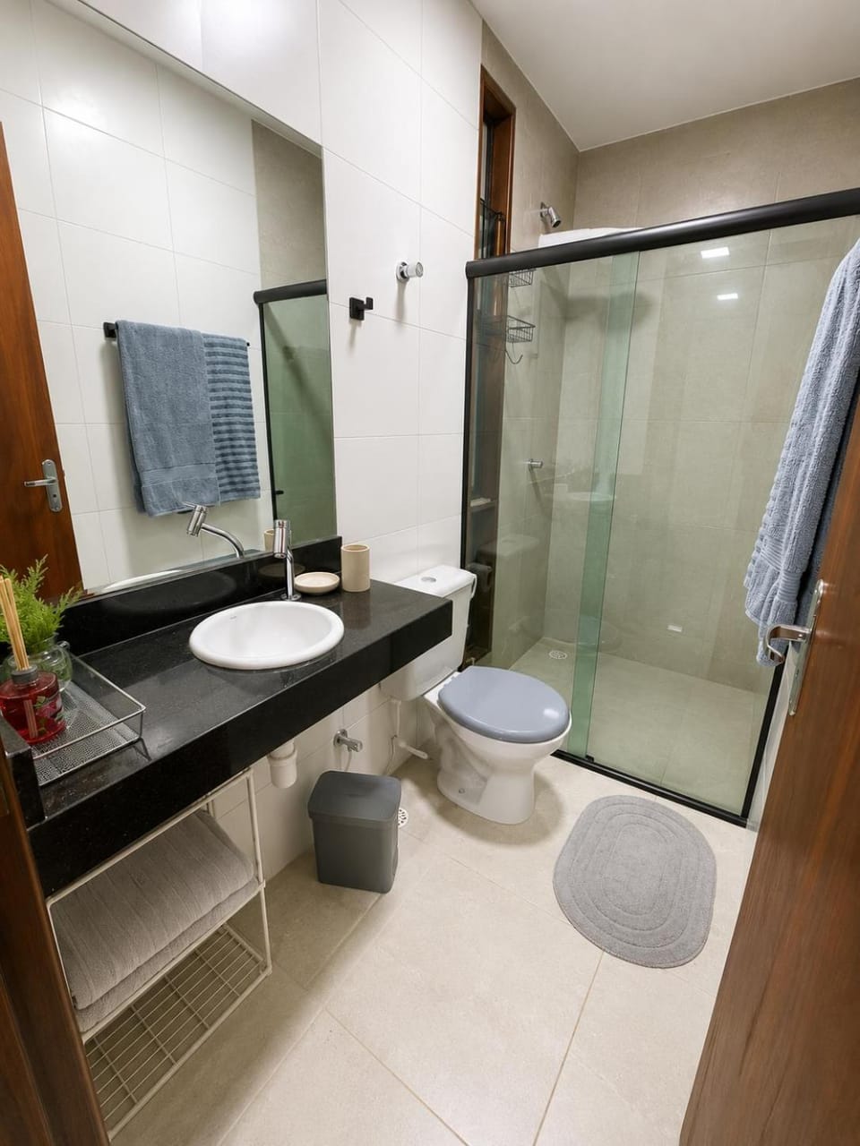 Shower, Toilet, Bathroom, towels