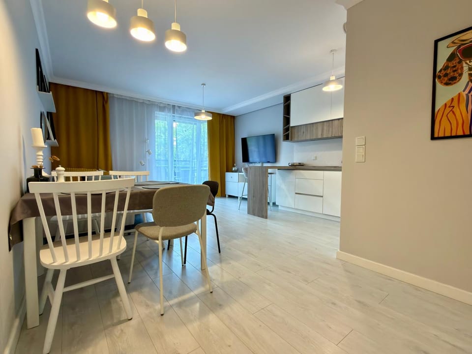 Kitchen or kitchenette, Living room, Seating area, Dining area