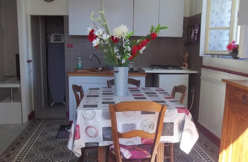 Kitchen or kitchenette, Dining area, stove