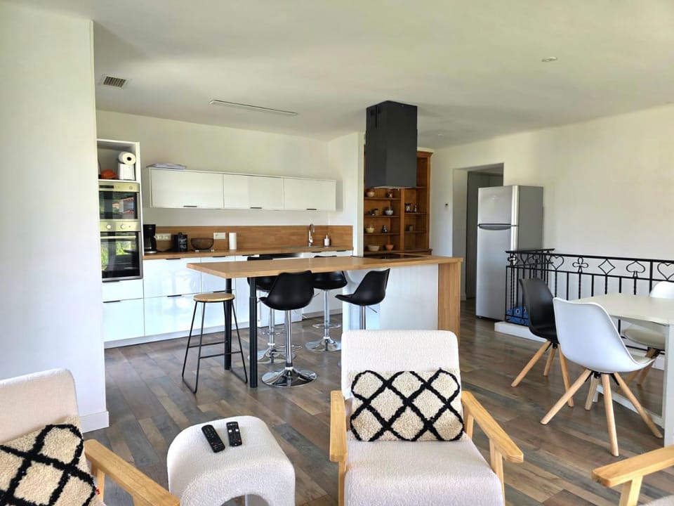 Living room, Seating area, Dining area, dishwasher, oven, pet friendly, stove