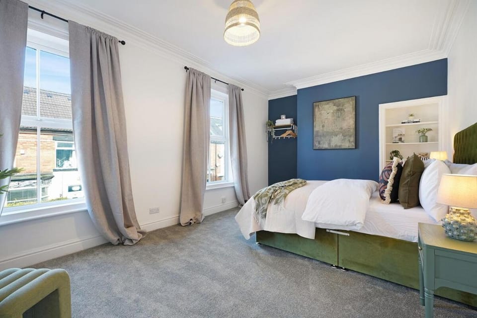 Charming 4BR Retreat in Hull Sleeps 8 by Stay With Us House in Hull