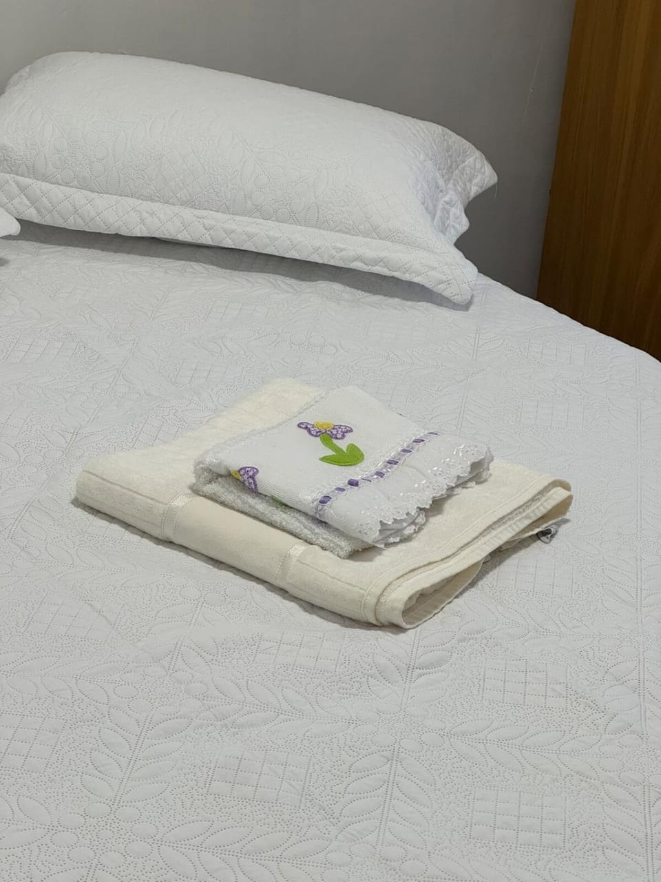 Bed, Bedroom, towels