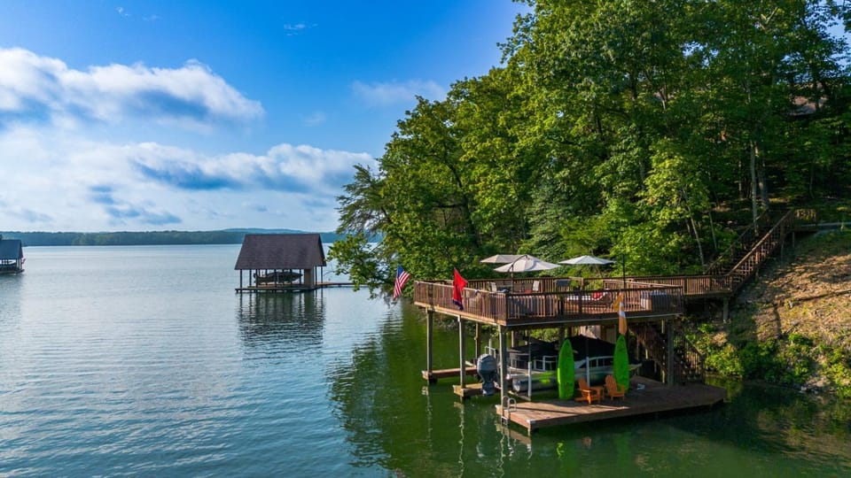 Lakeside Lodge Retreat Luxury Cabin on Watts Bar Cabin in Watts Bar Lake