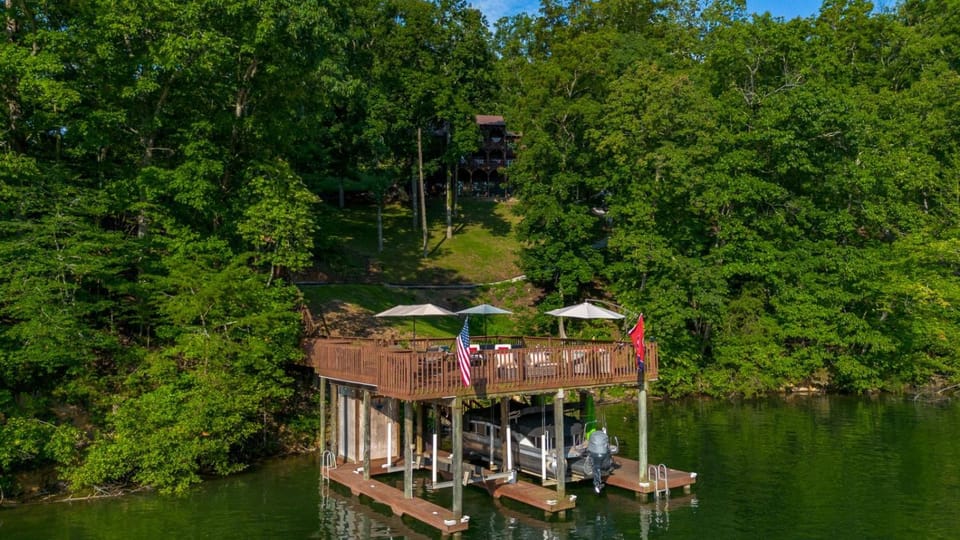 Lakeside Lodge Retreat Luxury Cabin on Watts Bar Cabin in Watts Bar Lake