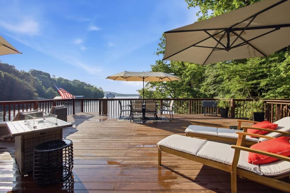 Lakeside Lodge Retreat Luxury Cabin on Watts Bar Cabin in Watts Bar Lake