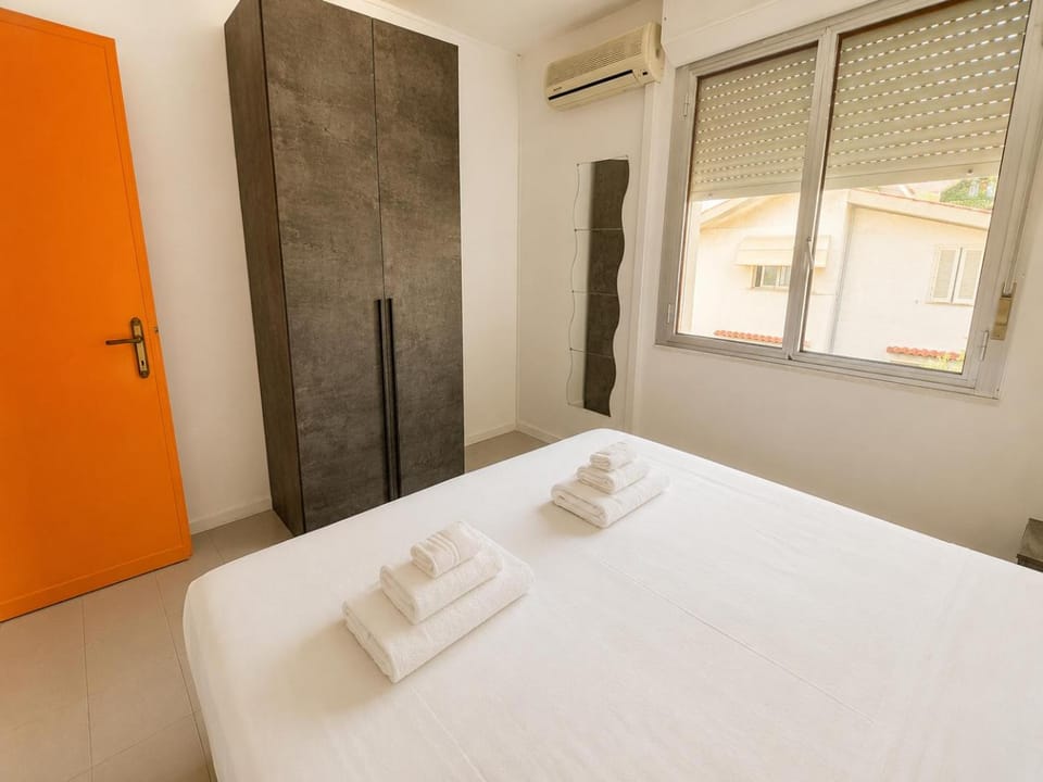 Bed, Photo of the whole room, Bedroom, towels, wardrobe, air conditioner