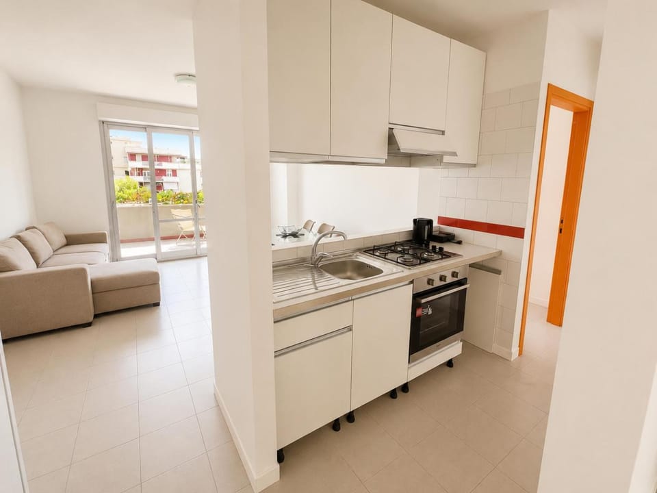 Kitchen or kitchenette, Dining area, oven, stove