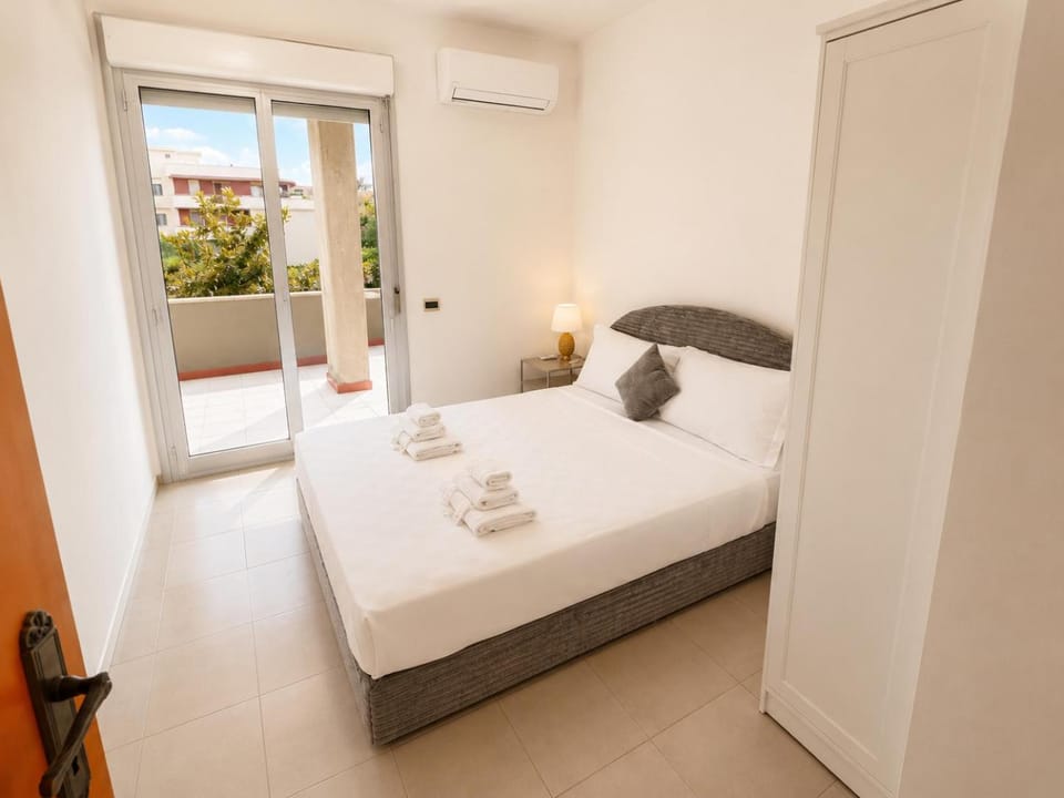 Bed, Photo of the whole room, Bedroom, towels, air conditioner