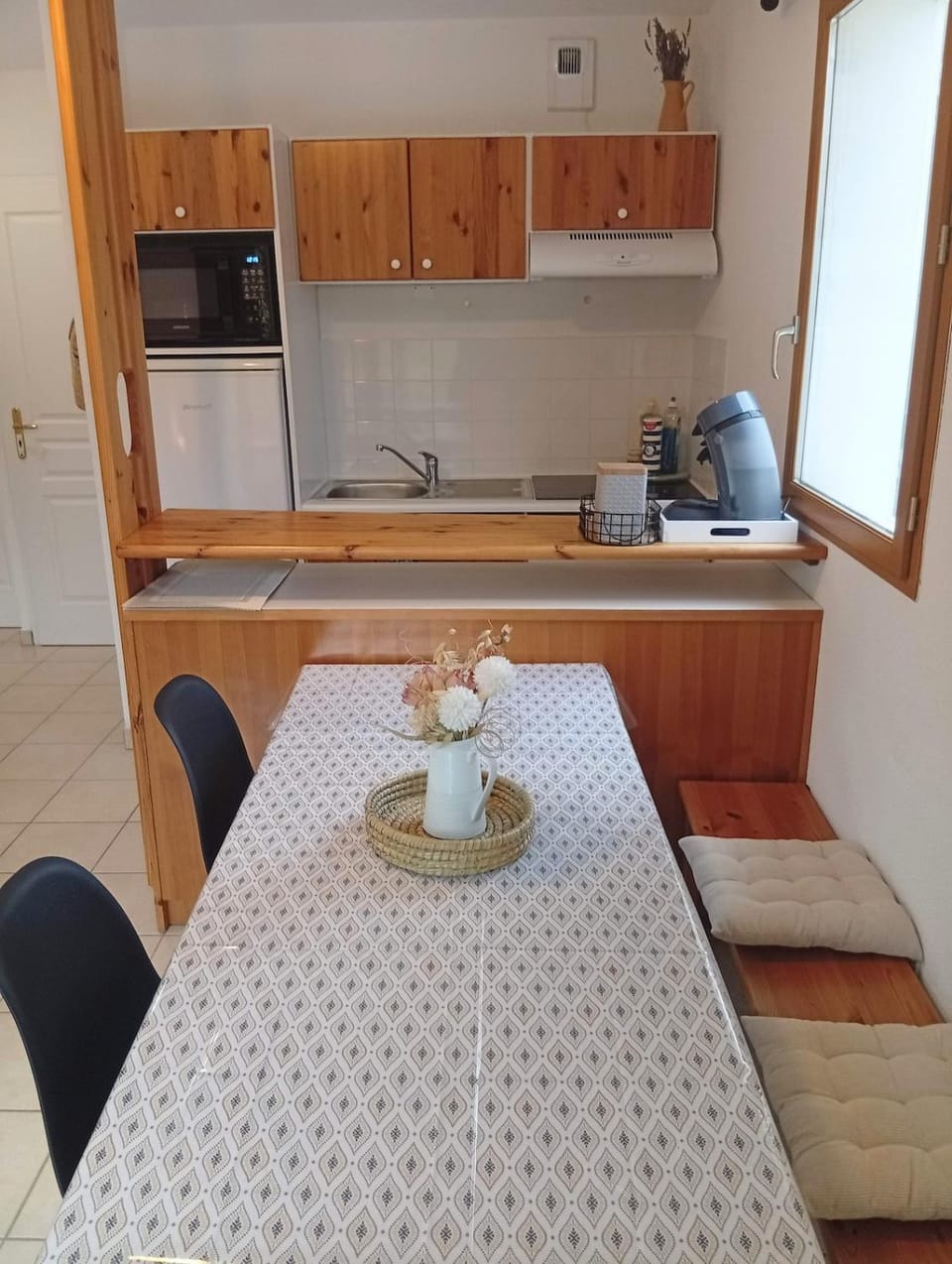 Coffee/tea facilities, Kitchen or kitchenette, Dining area, oven, stove, toaster