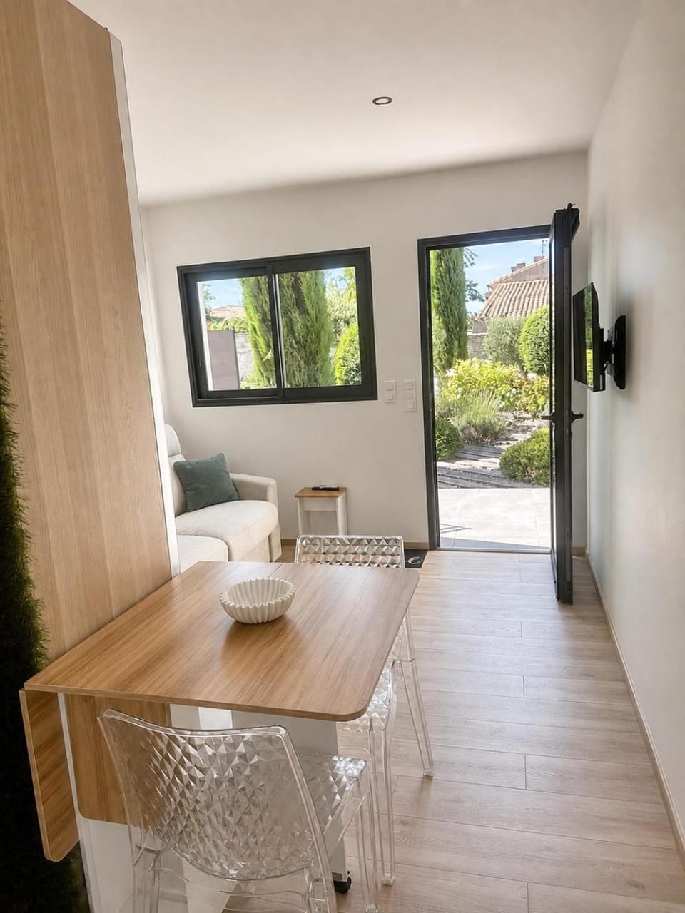 Seating area, Dining area