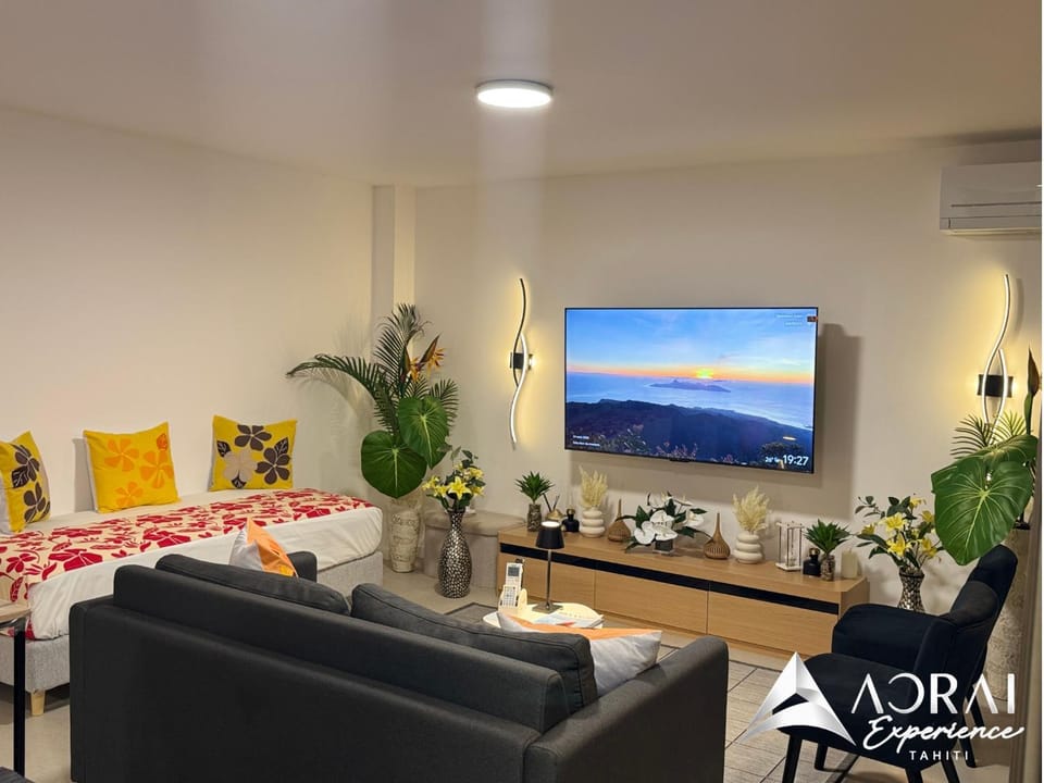 Communal lounge/ TV room, Bed, TV and multimedia, Living room, Seating area