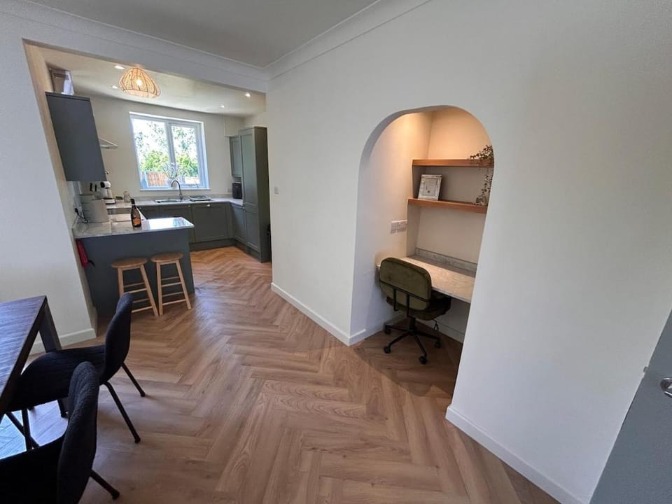 Stylish seaside home - Parking - Walk to Beach House in Woodberry Way
