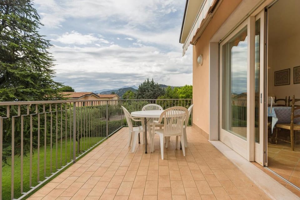 Two family villa - large garden, lake view, shared pool House in Bardolino