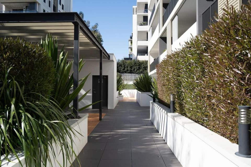 Stylish 2BR Retreat, Balcony and Parking Apartment in Sydney