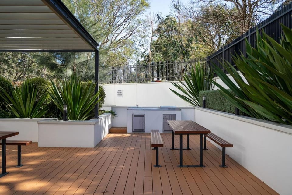 Stylish 2BR Retreat, Balcony and Parking Apartment in Sydney
