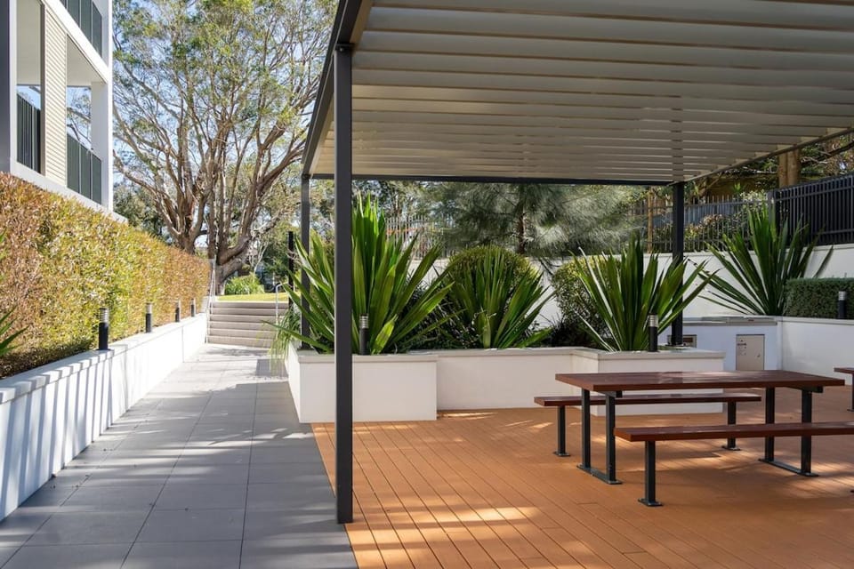 Stylish 2BR Retreat, Balcony and Parking Apartment in Sydney