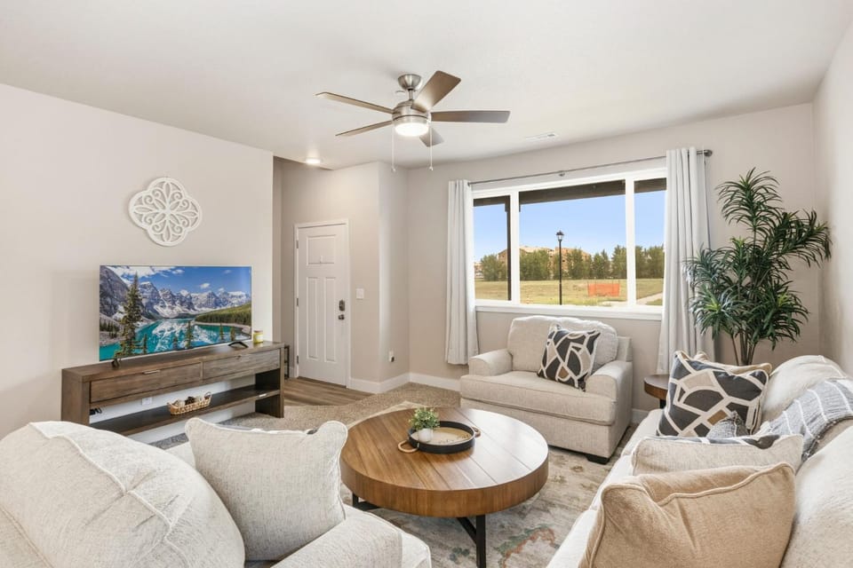 Day, TV and multimedia, Living room, Seating area, furniture