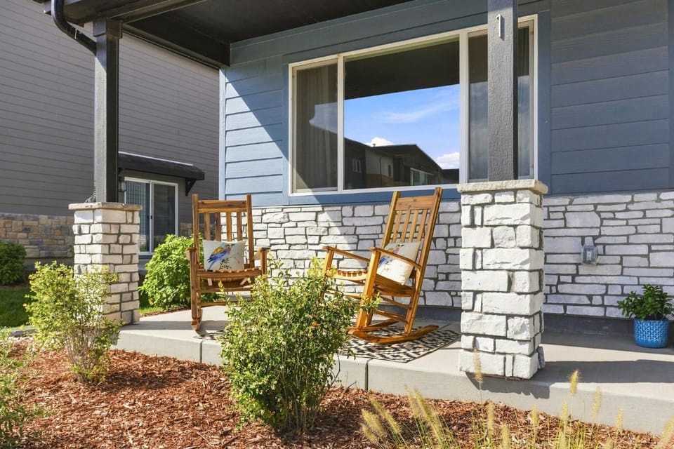 Patio, Facade/entrance, Day, Seating area