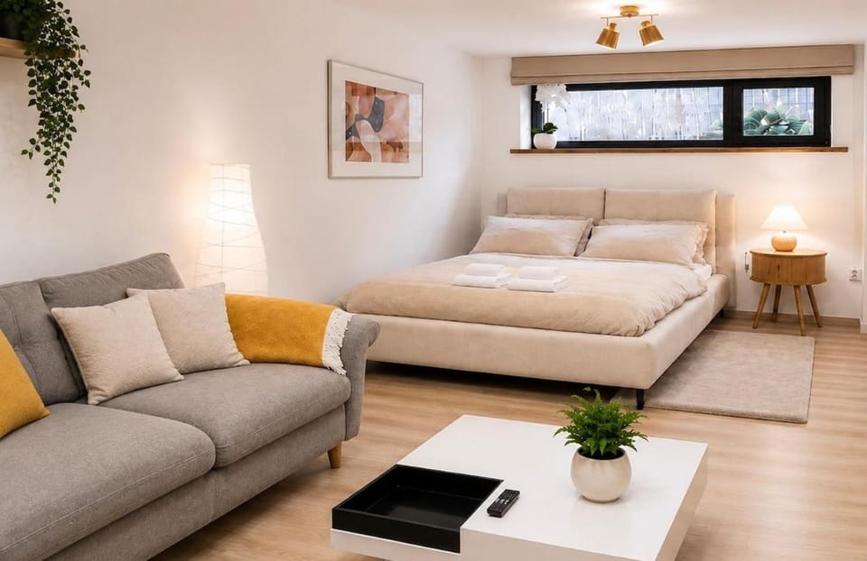 Bed, TV and multimedia, Bedroom