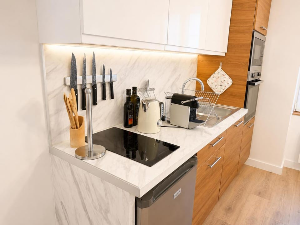 Coffee/tea facilities, Kitchen or kitchenette, stove, toaster