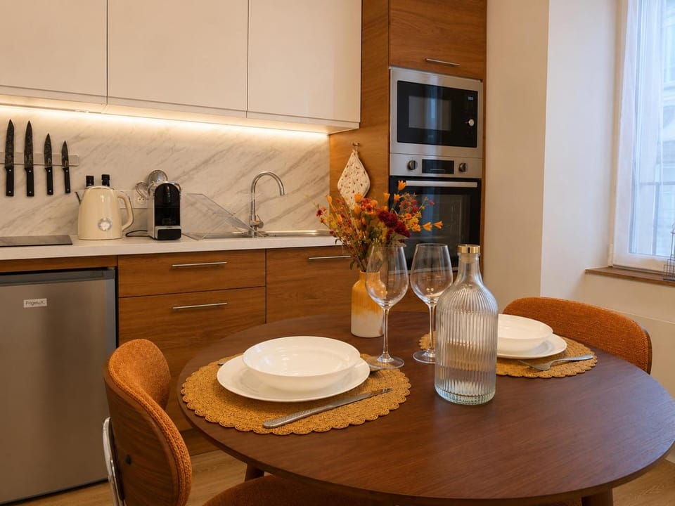 Coffee/tea facilities, Kitchen or kitchenette, oven, stove, toaster