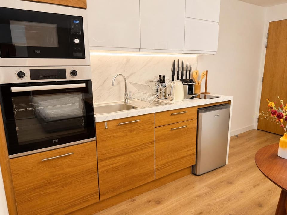 Coffee/tea facilities, Kitchen or kitchenette, minibar, oven, stove