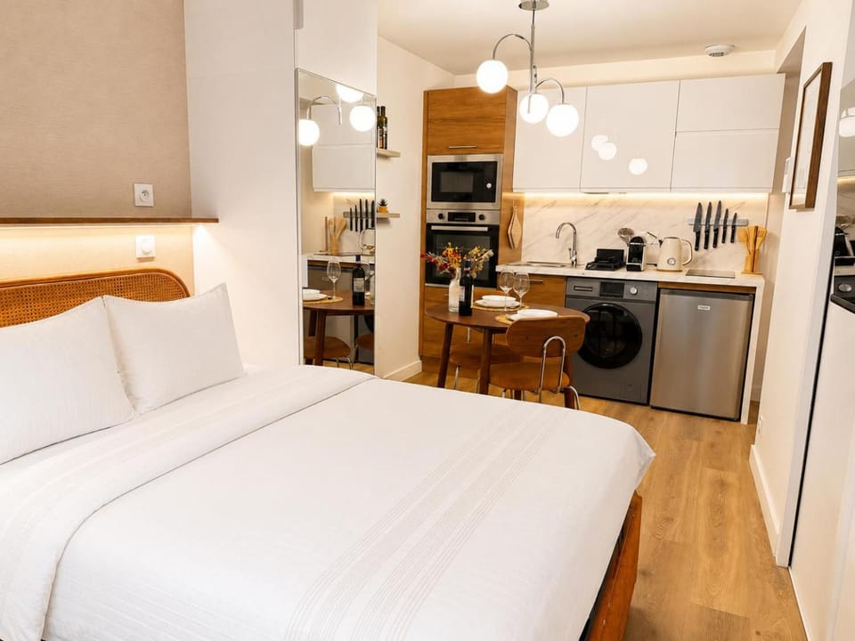 Bed, Coffee/tea facilities, Kitchen or kitchenette, Photo of the whole room, Dining area, oven, stove, toaster
