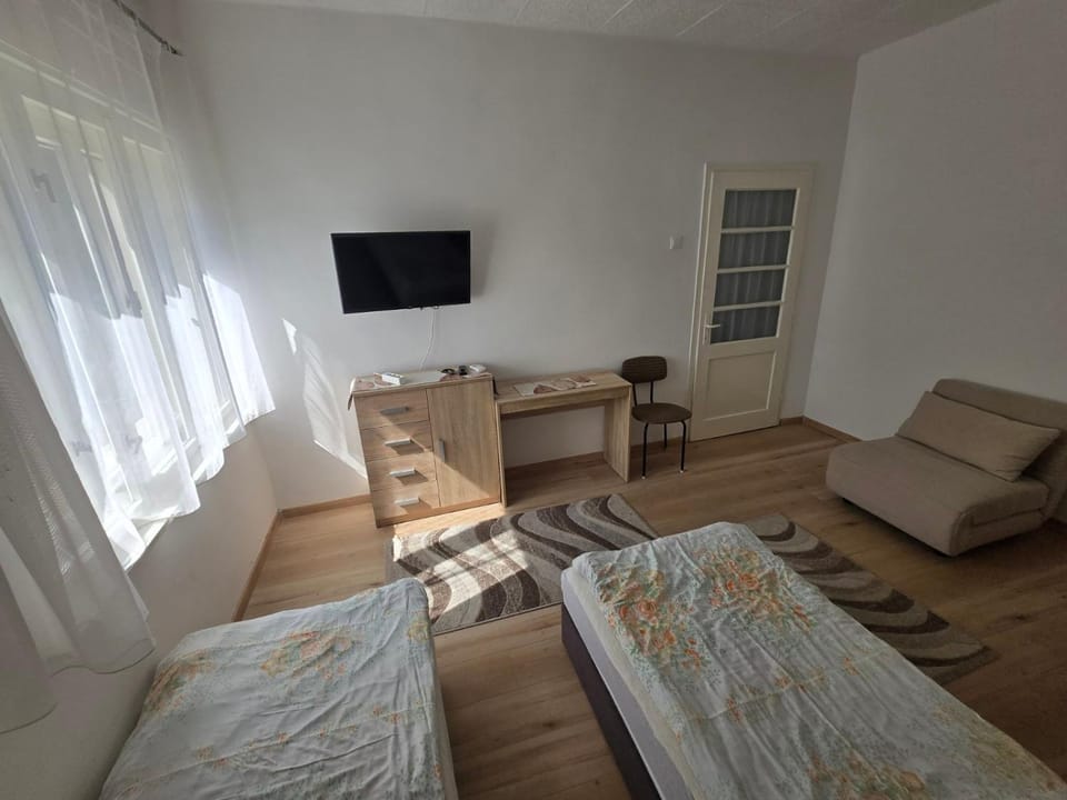 Communal lounge/ TV room, TV and multimedia, Photo of the whole room, Bedroom