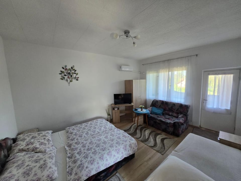 Photo of the whole room, Bedroom