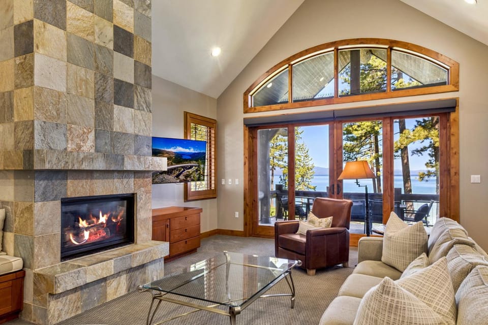 Day, TV and multimedia, View (from property/room), Living room, Seating area, Lake view, fireplace, furniture
