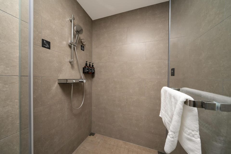 Shower, towels
